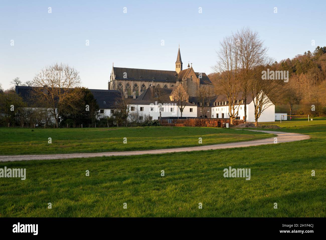 ODENTHAL, ALLEMAGNE - 26 MARS 2020 : image panoramique de la cathédrale d'Altenberg à la lumière du soir, le 26 mars 2020 en Allemagne Banque D'Images