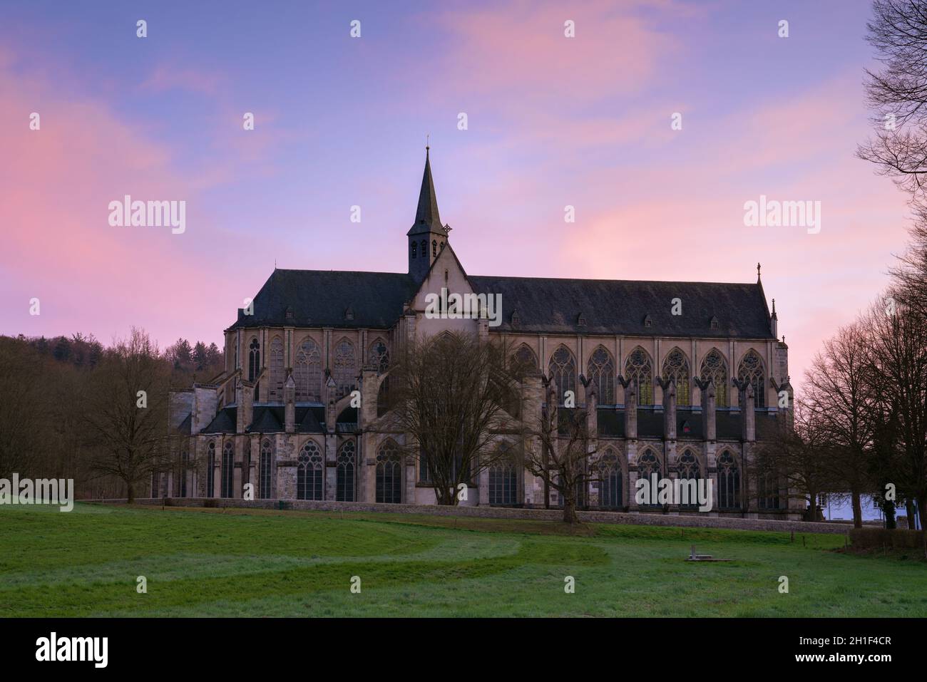 ODENTHAL, ALLEMAGNE - 26 MARS 2020 : image panoramique de la cathédrale d'Altenberg à la lumière du soir, le 26 mars 2020 en Allemagne Banque D'Images