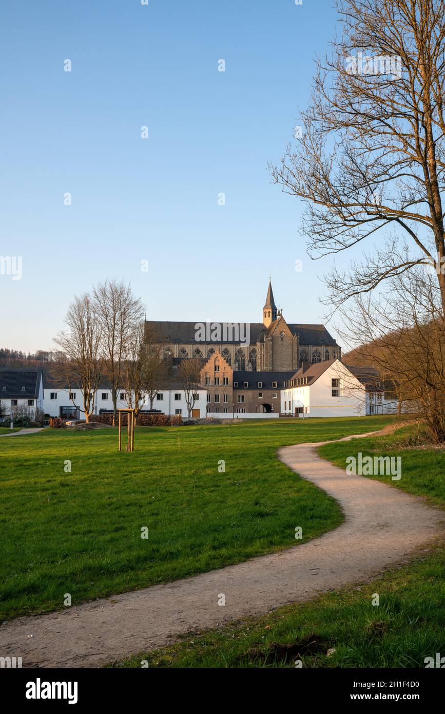ODENTHAL, ALLEMAGNE - 26 MARS 2020 : image panoramique de la cathédrale d'Altenberg à la lumière du soir, le 26 mars 2020 en Allemagne Banque D'Images