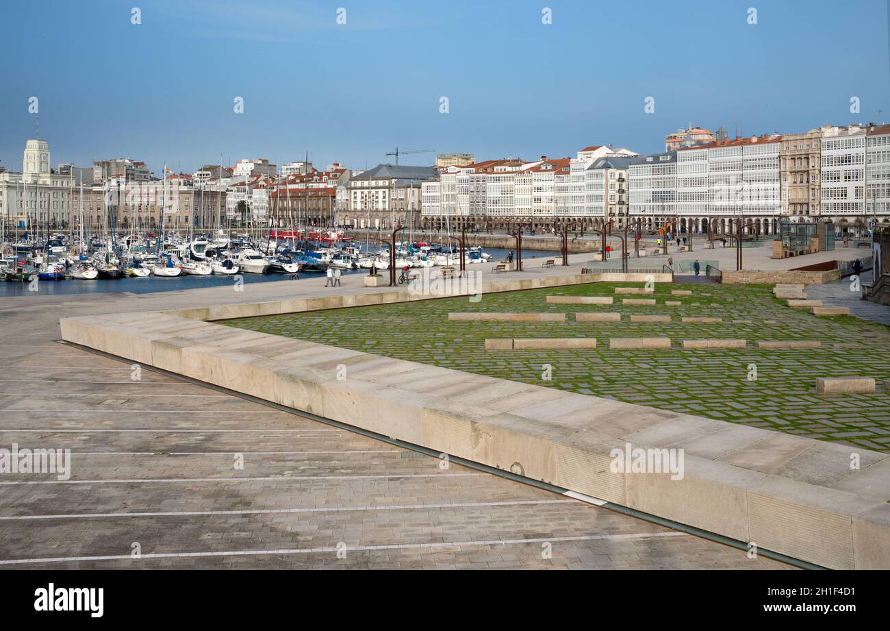 A CORUNA, ESPAGNE - 2 FÉVRIER 2020 : image panoramique du front de mer du port dans le centre-ville de A Coruna, capitale de la Galice, le 2 février 2020 à S. Banque D'Images