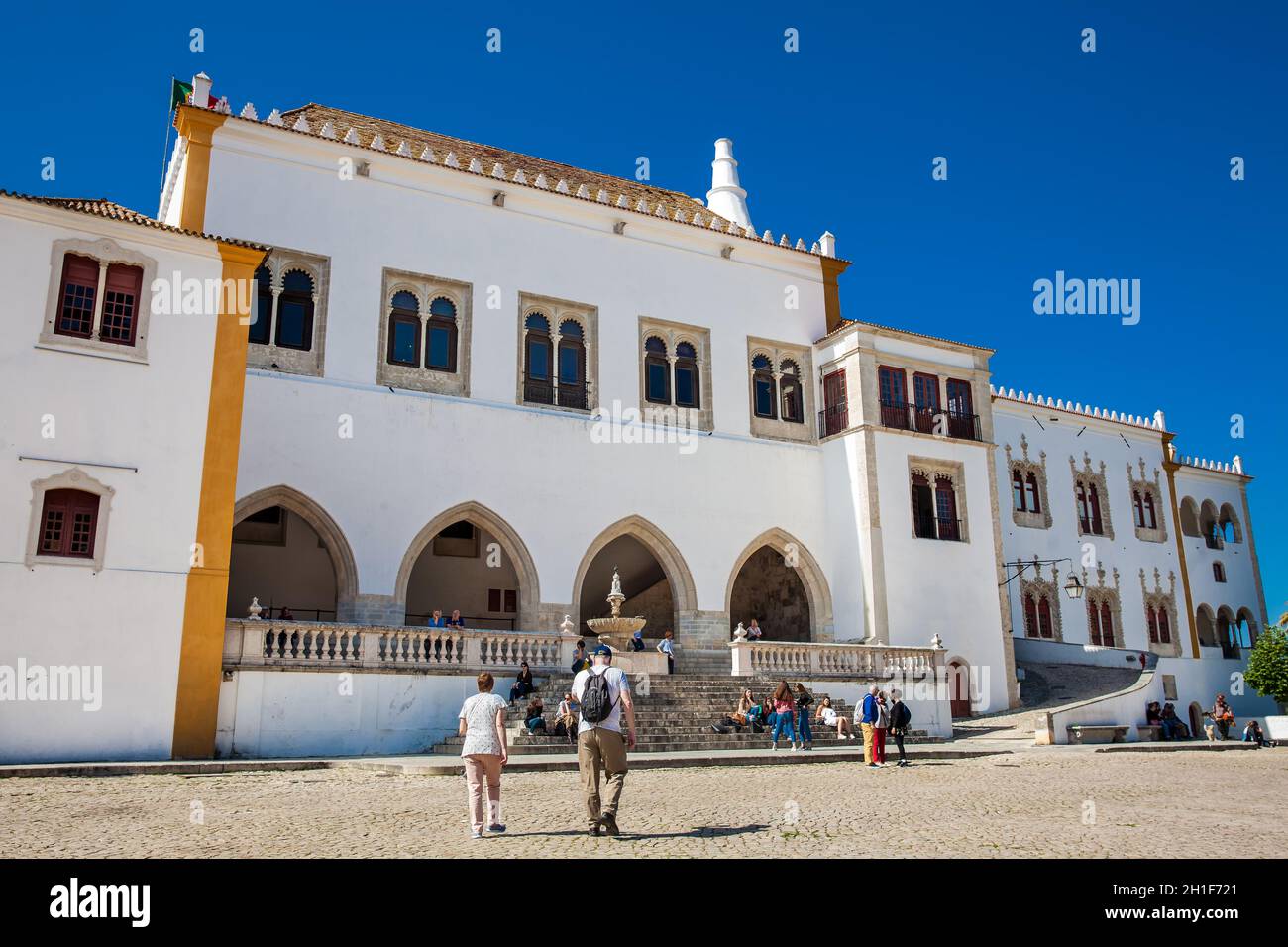 SINTRA, PORTUGAL - Mai 2018 : les touristes visitant le Palais National de Sintra, également appelé palais de ville Banque D'Images