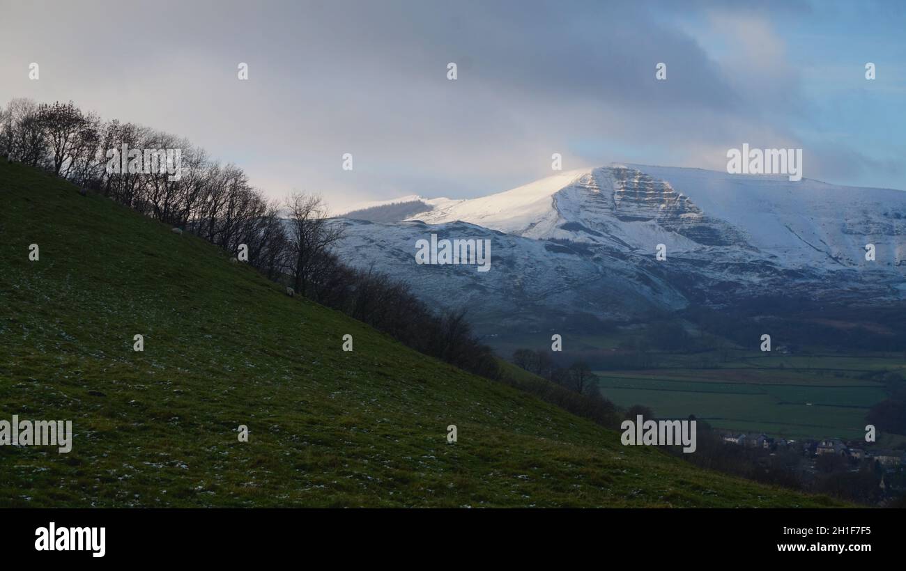 MAM Tor, Castleton, Derbyshire. Connu sous le nom de « montagne des frissons » en raison des nombreux glissements de terrain au cours des décennies qui ont fermé à la route locale. Dans la neige Banque D'Images