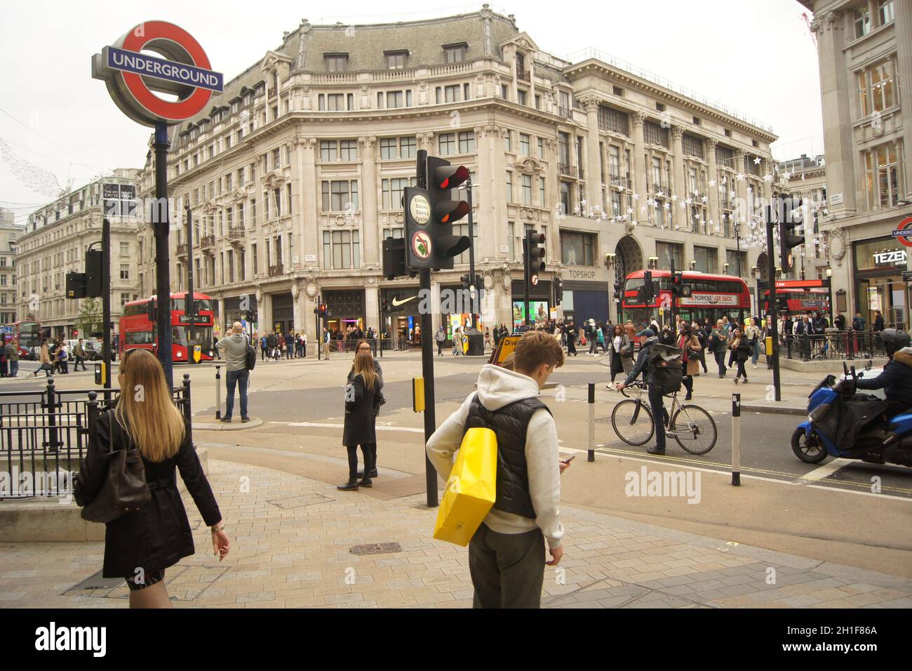 Panneau de métro Oxford Circus et circulation, Londres Banque D'Images