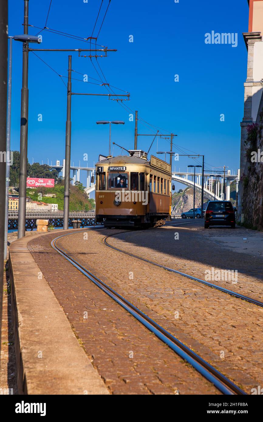 Porto, PORTUGAL - MAI 2018 : tramway traditionnel au centre-ville de Porto en début de printemps Banque D'Images