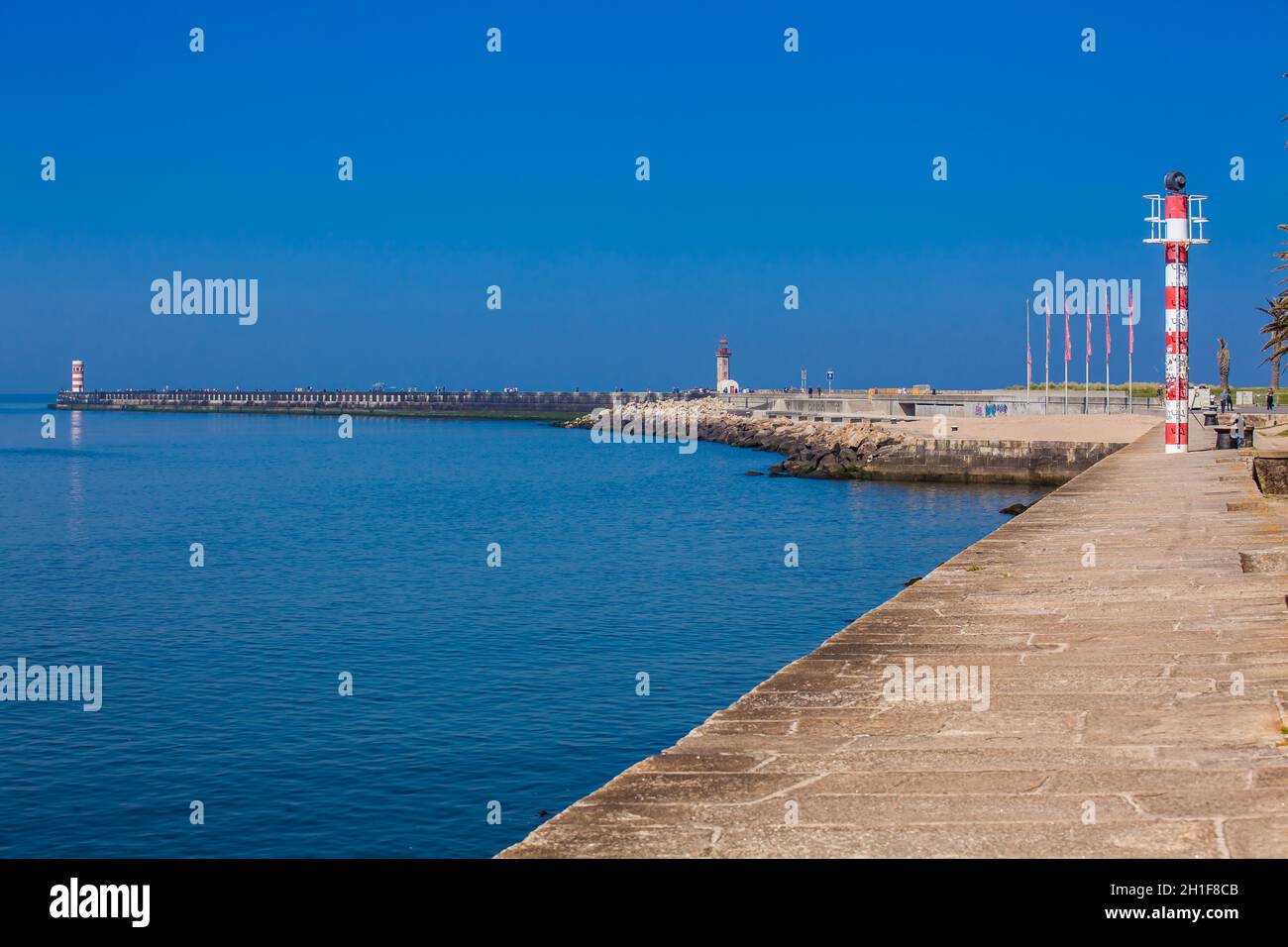 Porto, PORTUGAL - MAI 2018 : soleil tôt le printemps à la belle promenade le long de la côte de Porto près de l'embouchure du fleuve Douro Banque D'Images