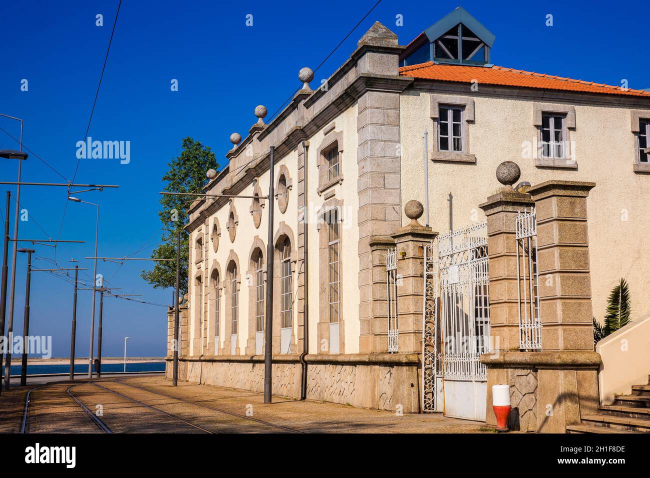 Belle maison ancienne sur un coin de la Rua de Sobreiras dans la ville de Porto au Portugal Banque D'Images