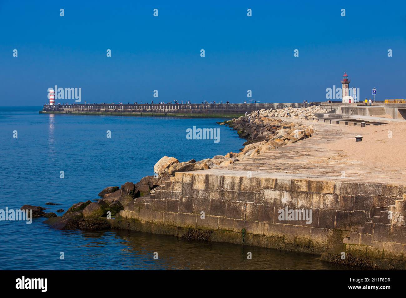 Porto, PORTUGAL - MAI 2018 : soleil tôt le printemps à la belle promenade le long de la côte de Porto près de l'embouchure du fleuve Douro Banque D'Images