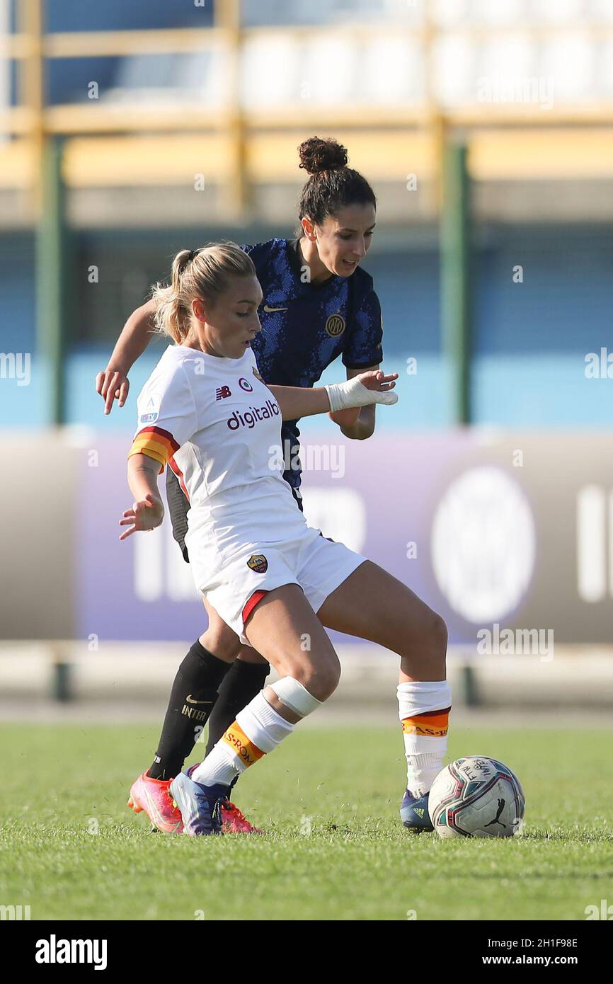 Sesto San Giovanni, Milan, Italie.16 octobre 2021.Ghoutia Karcouni d'Internazionale défis Giada Greggi d'AS Roma pendant le match de Serie A Femminile au Stadio Ernesto Breda, San Giovanni.Crédit photo à lire: Jonathan Moscrop/Sportimage crédit: Sportimage/Alay Live News Banque D'Images