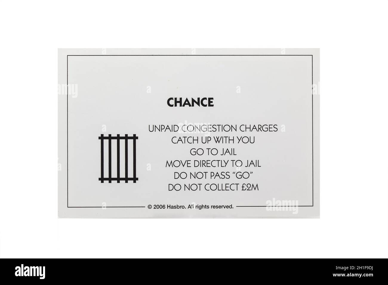 SWINDON, Royaume-Uni - 17 JANVIER 2015: Édition anglaise de Monopoly montrant Une carte de chance, le jeu de commerce classique de Parker Brothers a été introduit pour la première fois Banque D'Images