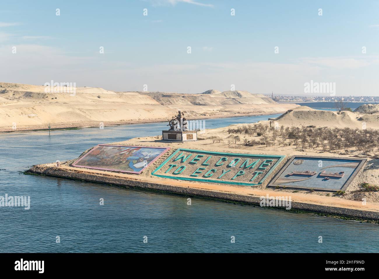 Ismailia, Egypte - Novembre 5, 2017 : l'Autorité du canal de Suez et monument gigantesque des lettres pour dire 'Bienvenue à l'Egypte", en français et en arabe sur un côté de th Banque D'Images