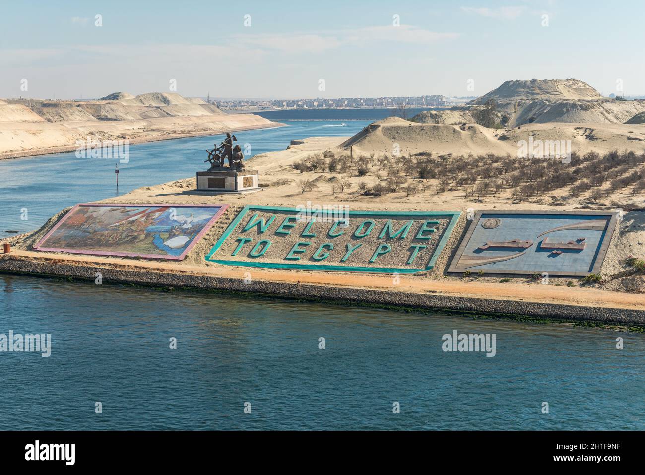 Ismailia, Egypte - Novembre 5, 2017 : l'Autorité du canal de Suez et monument gigantesque des lettres pour dire 'Bienvenue à l'Egypte", en français et en arabe sur un côté de th Banque D'Images