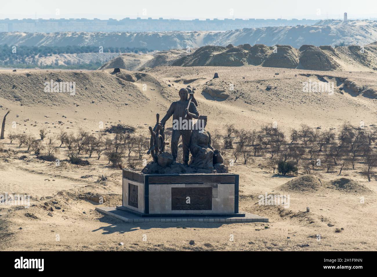 Ismailia, Egypte - Novembre 5, 2017 : Canal de Suez, monument de la banques de l'ouest du nouveau canal à l'occasion de l'achèvement du nouveau canal de Suez constr Banque D'Images