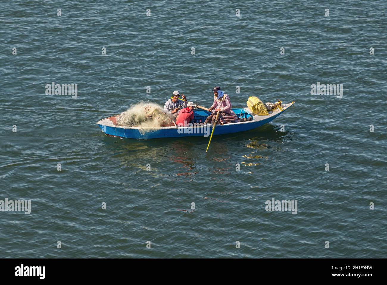 Ismailia, Egypte - Novembre 5, 2017 : les pêcheurs en bateau en bois prendre du poisson sur le net nouveau canal de Suez, Ismaïlia, Egypte, l'Afrique. Banque D'Images