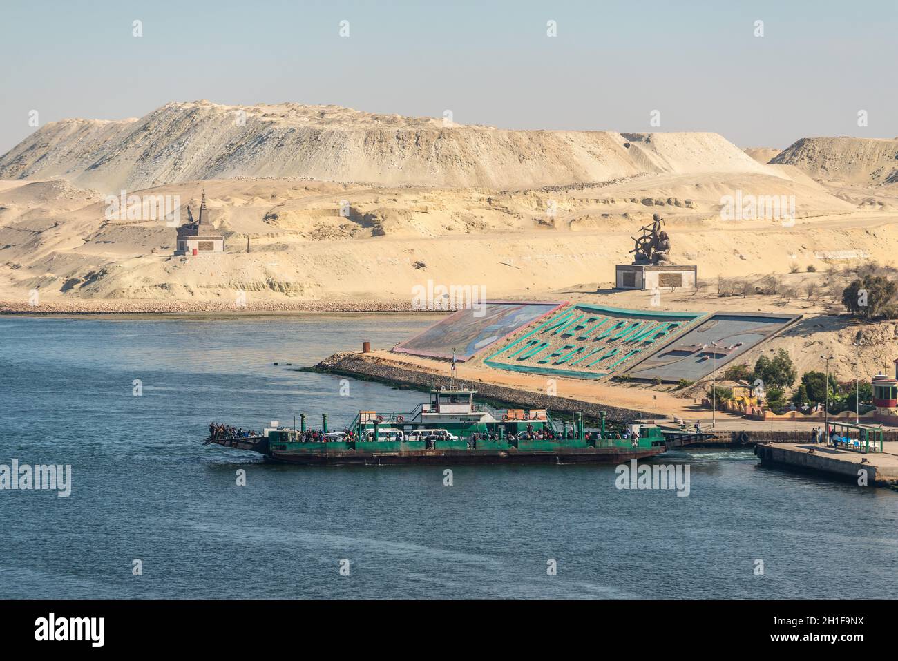 Ismailia, Egypte - Novembre 5, 2017 : Monuments et gigantesque des lettres pour dire 'Bienvenue à l'Egypte", en français et en arabe sur un côté du nouveau canal de Suez, est Banque D'Images