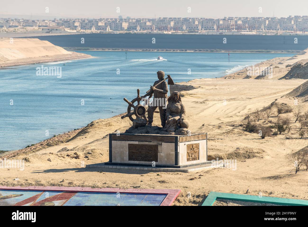 Ismailia, Egypte - Novembre 5, 2017 : Canal de Suez, monument de la banques de l'ouest du nouveau canal à l'occasion de l'achèvement du nouveau canal de Suez constr Banque D'Images