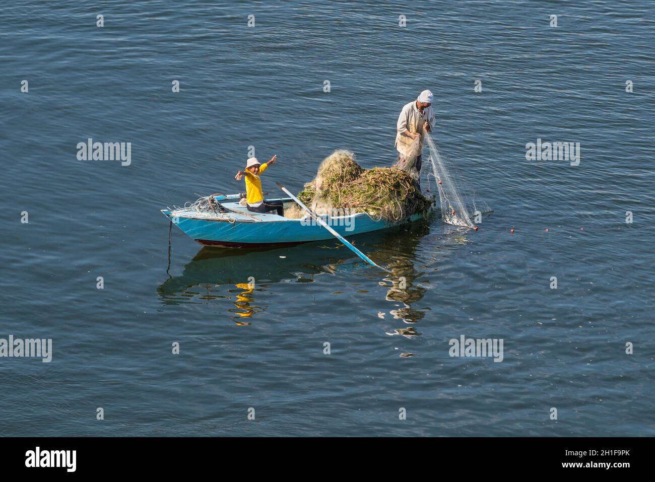 Ismailia, Egypte - Novembre 5, 2017 : les pêcheurs en bateau en bois prendre du poisson sur le net nouveau canal de Suez, Ismaïlia, Egypte, l'Afrique. Banque D'Images