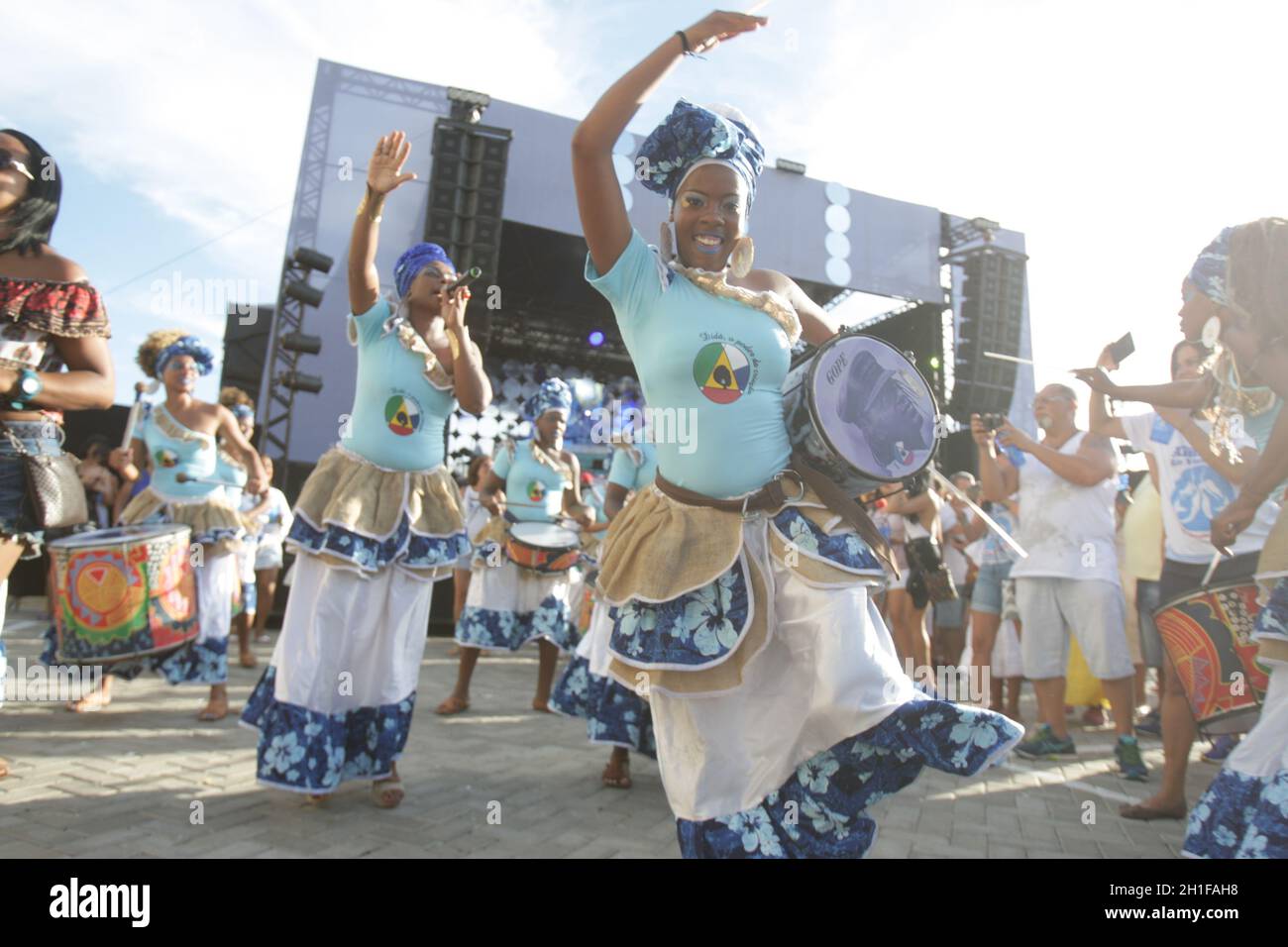 salvador, bahia / brésil - 2 février 2017: Membres de la bande de Dida, percussionnistes sont formés par des femmes, vus pendant la représentation dans la ville de Salvador. * Banque D'Images