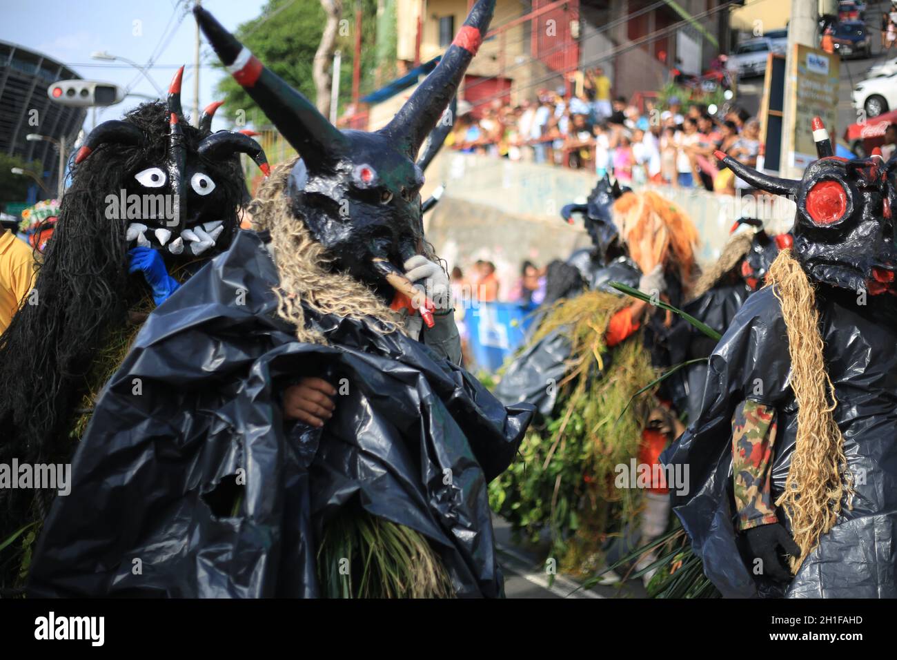 salvador, bahia / brésil - 24 janvier 2016: Les membres du groupe culturel Caretas de Praia do forte, sont vus lors d'une présentation au Tororo D. Banque D'Images