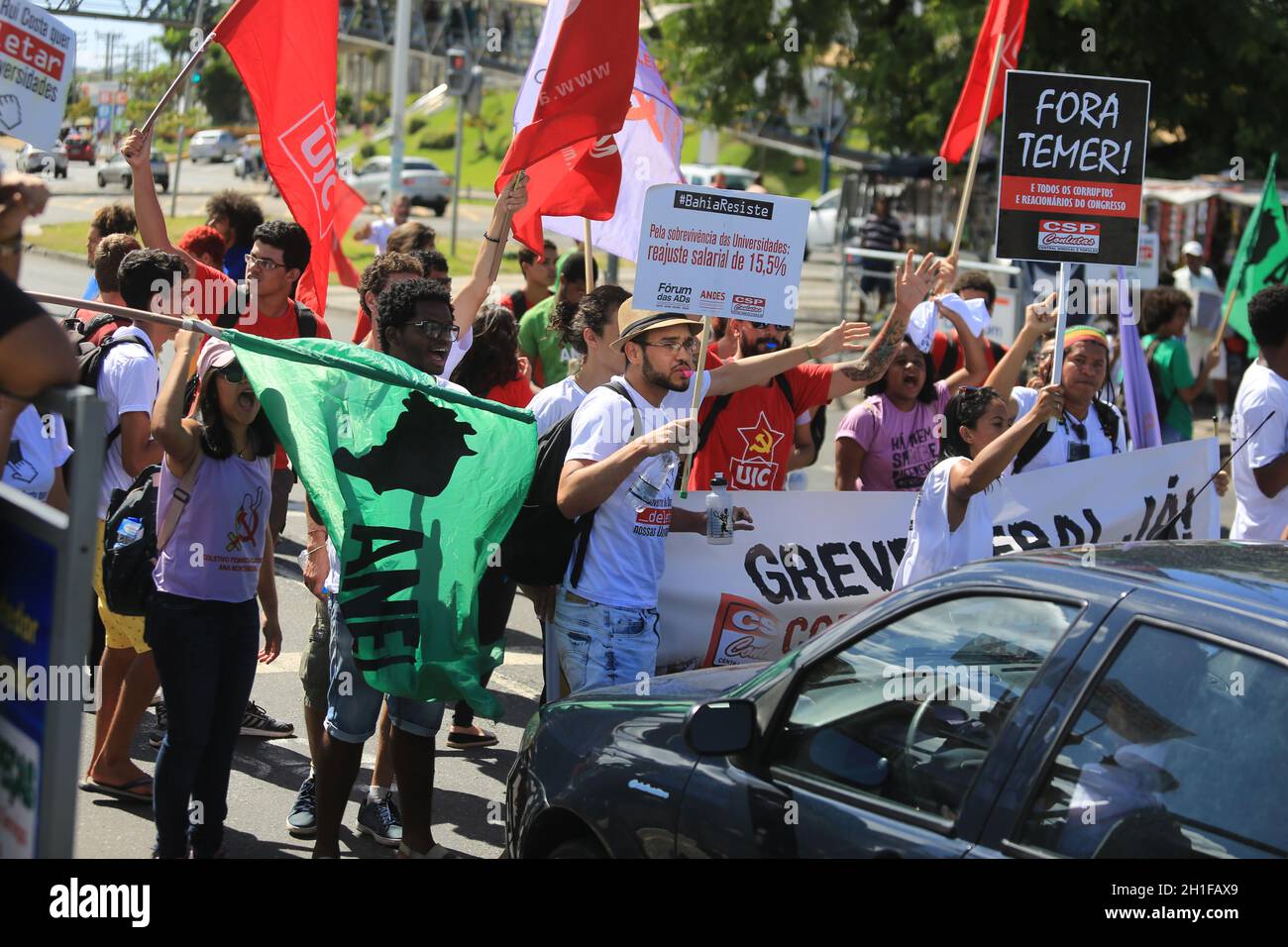 salvador, bahia / brésil - 20 juillet 2016: Enseignants et étudiants des universités de l'État de Bahia vus pendant la manifestation sur l'Avenida Tancredo Neves à Sal Banque D'Images