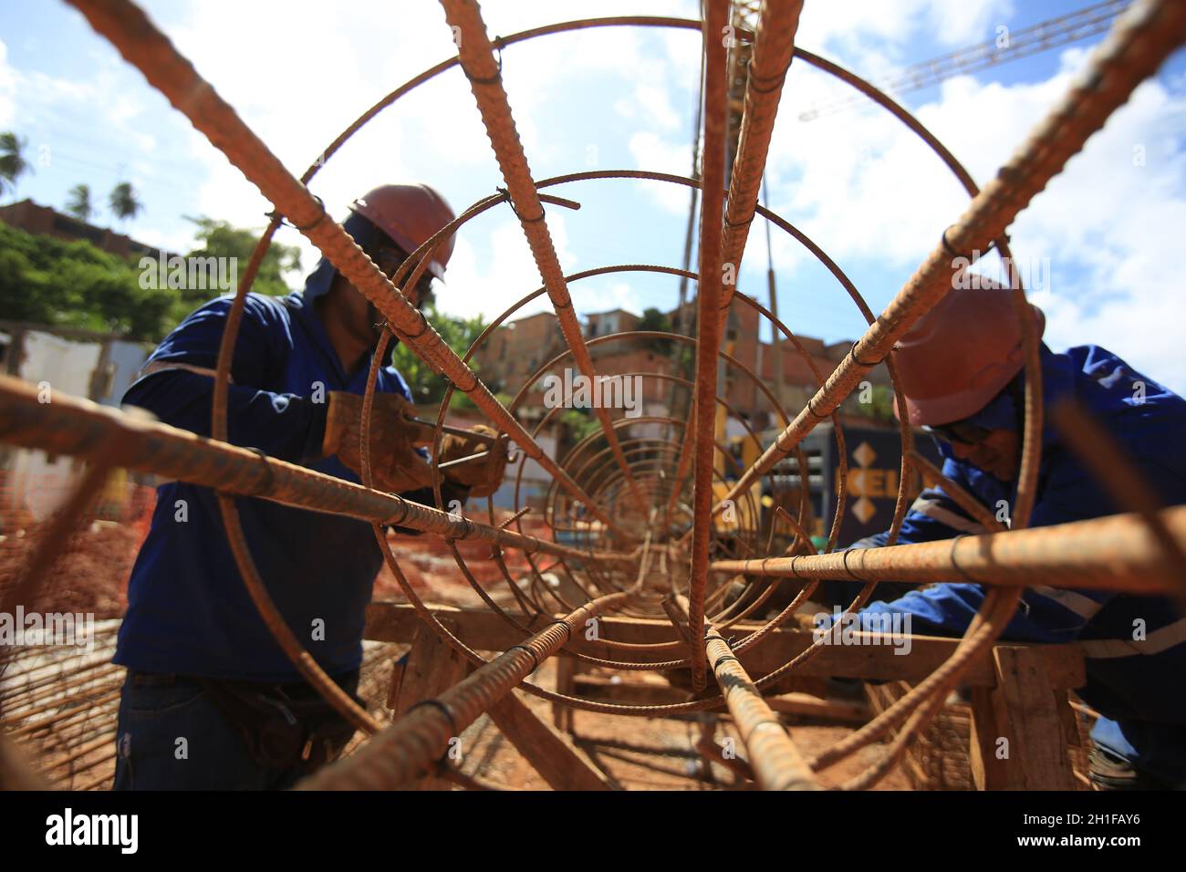 salvador, bahia / brésil - 23 mars 2017: Ouvriers vus à des travaux de construction du terminal de bus dans la ville de Salvador. *** Légende locale *** Banque D'Images