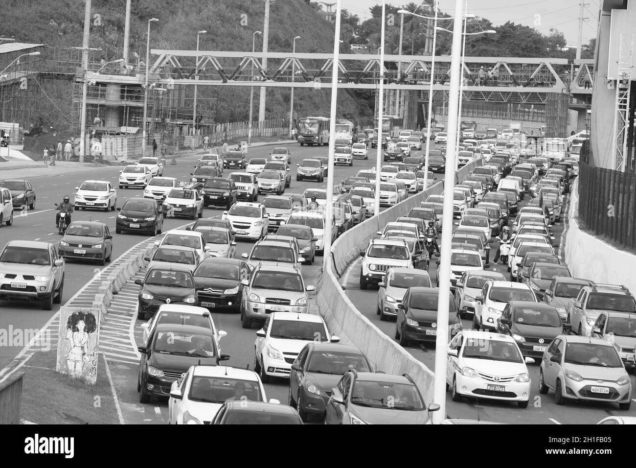 salvador, bahia / brésil - 2 octobre 2017: Des véhicules sont vus transitant sur l'autoroute BR 324 dans la ville de Salvador. *** Légende locale *** Banque D'Images