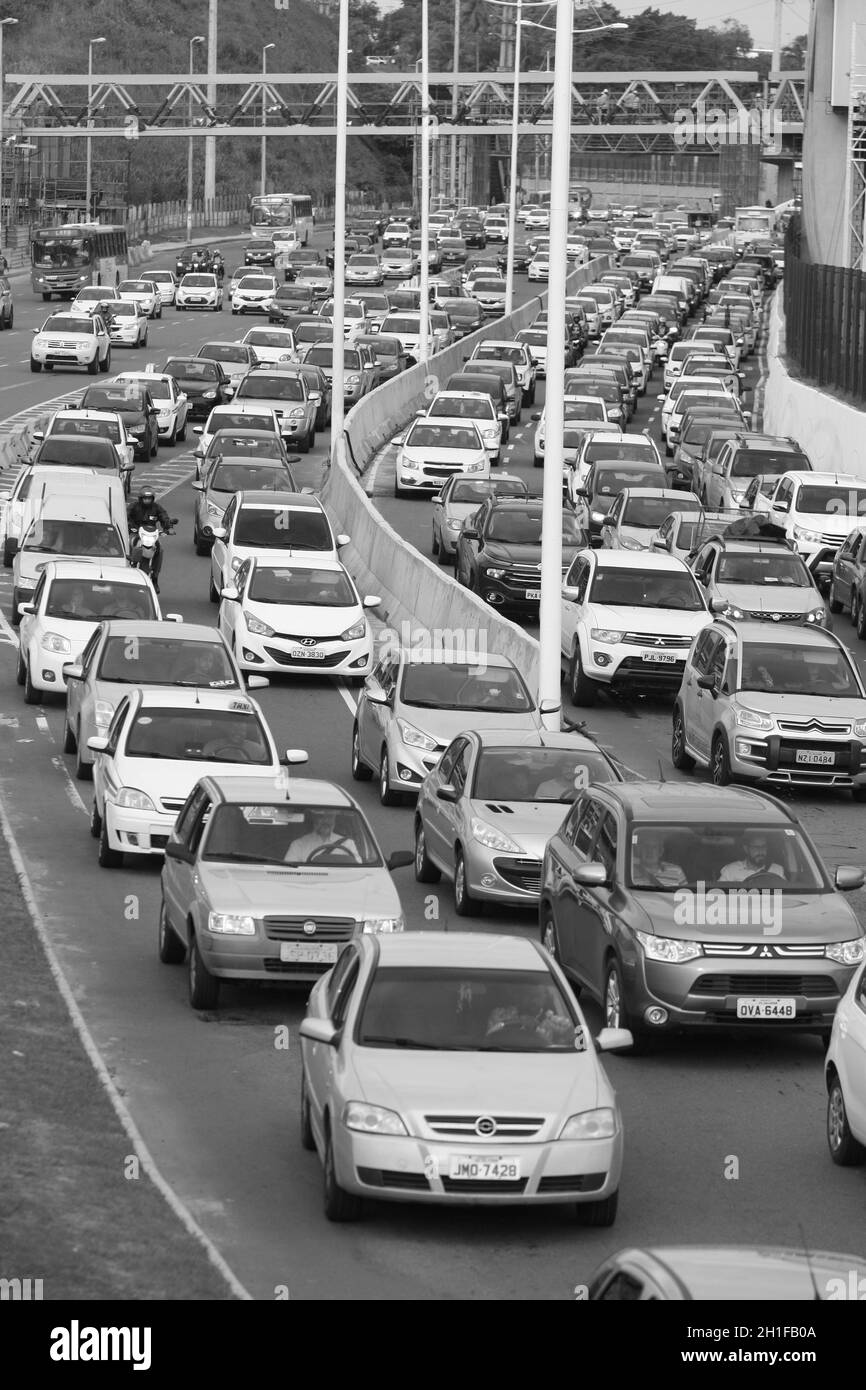 salvador, bahia / brésil - 2 octobre 2017: Des véhicules sont vus transitant sur l'autoroute BR 324 dans la ville de Salvador. *** Légende locale *** Banque D'Images