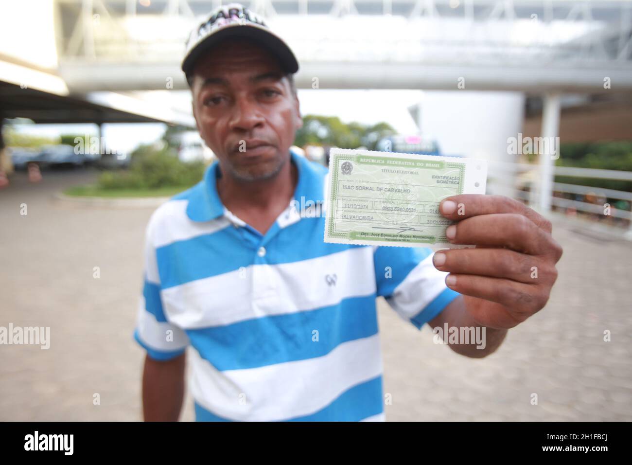 salvador, bahia / brésil - 30 janvier 2018 : les électeurs sont vus faire la queue devant la Cour électorale régionale pour faire un enregistrement biomentrique pour les élections Banque D'Images