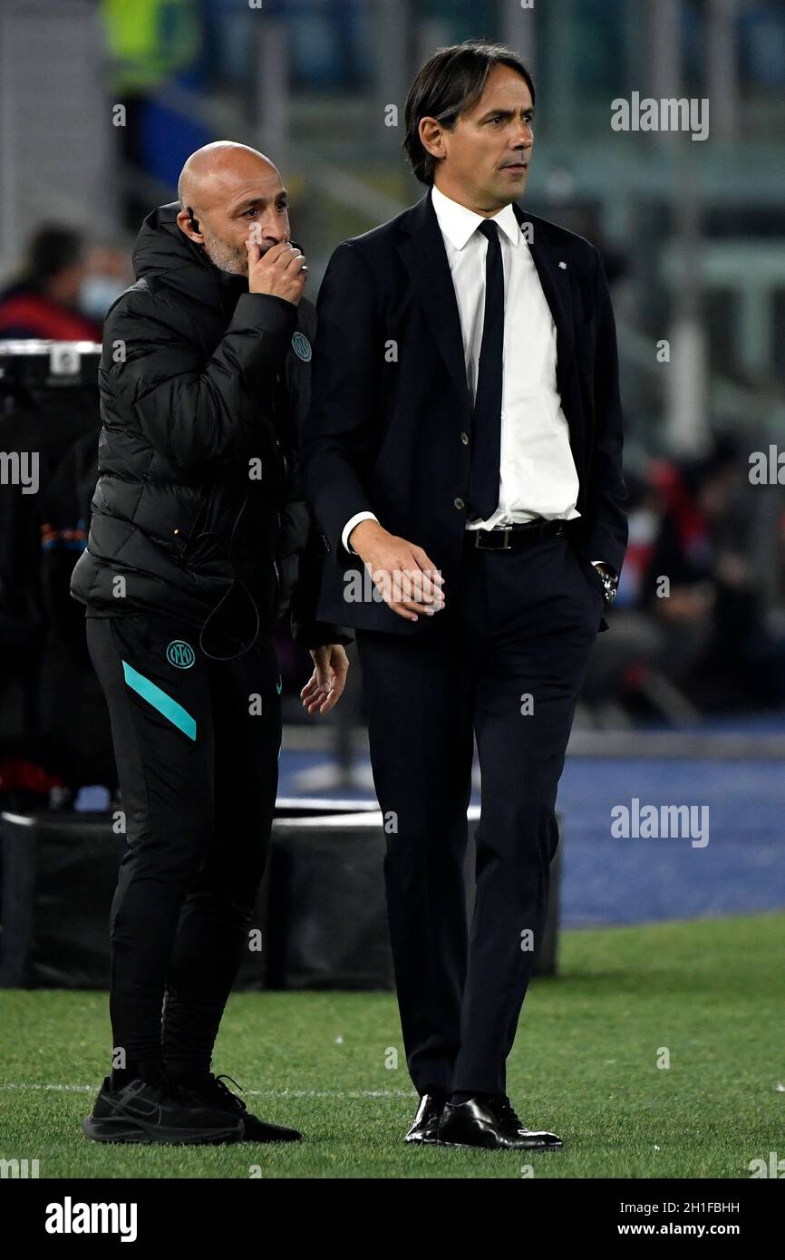 Simone Inzaghi entraîneur du FC Internazionale réagit lors de la série Un match de football entre le SS Lazio et le FC Internazionale au stade Olimpico à Rome (Italie), le 16 octobre 2021.Photo Andrea Staccioli / Insidefoto Banque D'Images