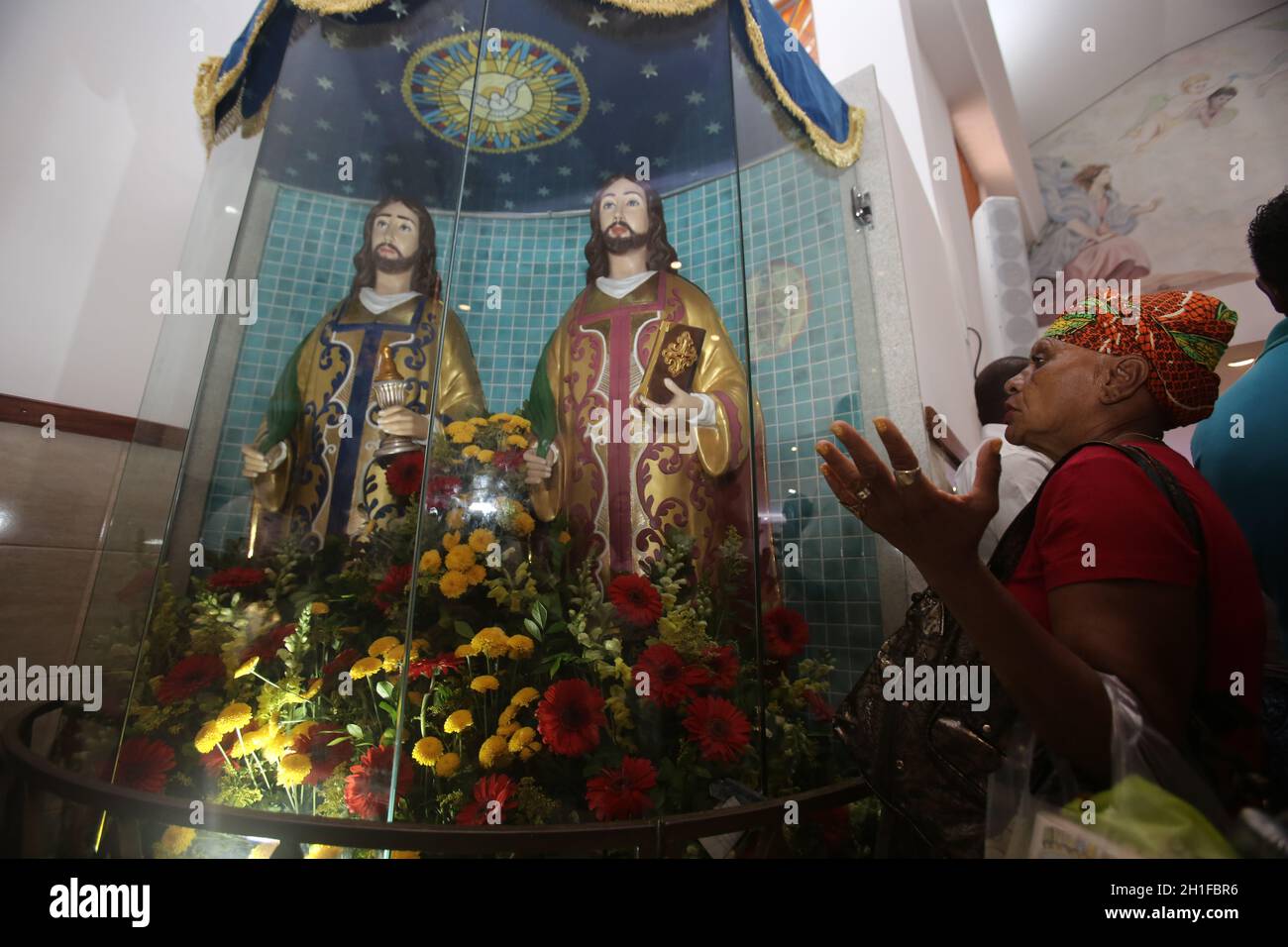 salvador, bahia / brésil - 27 septembre 2017: Dévot de Sao Cosme fin Sao Damiao vu pendant la masse en louant les saints jumeaux dans le bassin de Liberdade Banque D'Images