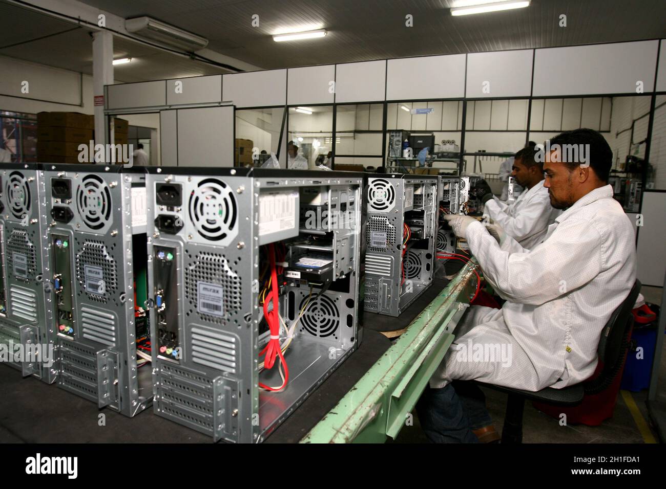 ilheus, bahia / brésil - 13 juin 2011 : l'employé est vu lors de l'assemblage d'ordinateurs en usine au centre informatique de la ville d'Ilheus. *** Capt. Local Banque D'Images