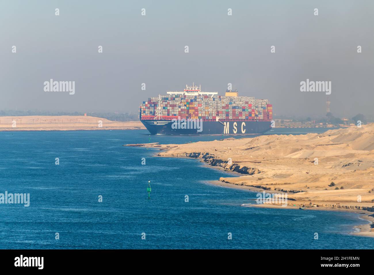 El Qantara, Egypte - Novembre 5, 2017 : grand navire porte-conteneurs MSC Maya passant Canal de Suez dans la brume de sable en Egypte. Banque D'Images