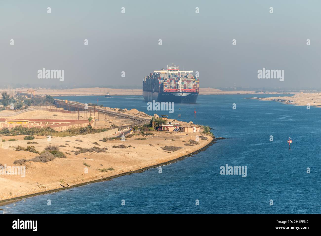 Ismailia, Egypte - Novembre 5, 2017 : grand navire porte-conteneurs MSC Maya passant Canal de Suez dans la brume de sable en Egypte. Banque D'Images