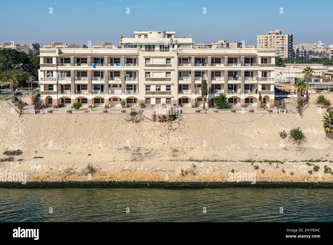 Ismailia, Egypte - Novembre 5, 2017 : s'appuyant sur les rives du Canal de Suez dans la ville d'Ismaïlia, Egypte (Canal de Suez, l'hôpital). Banque D'Images