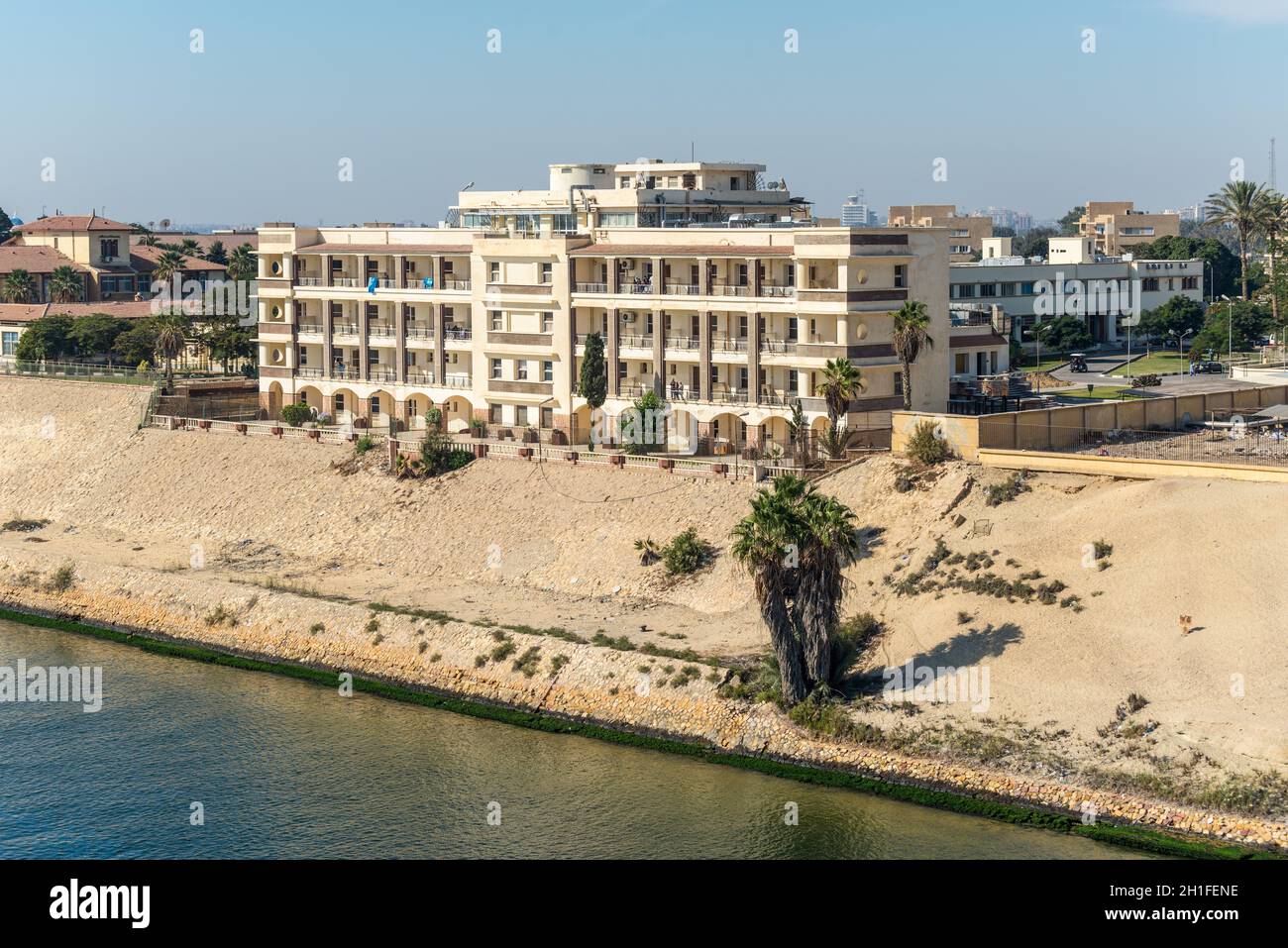 Ismailia, Egypte - Novembre 5, 2017 : s'appuyant sur les rives du Canal de Suez dans la ville d'Ismaïlia, Egypte (Canal de Suez, l'hôpital). Banque D'Images