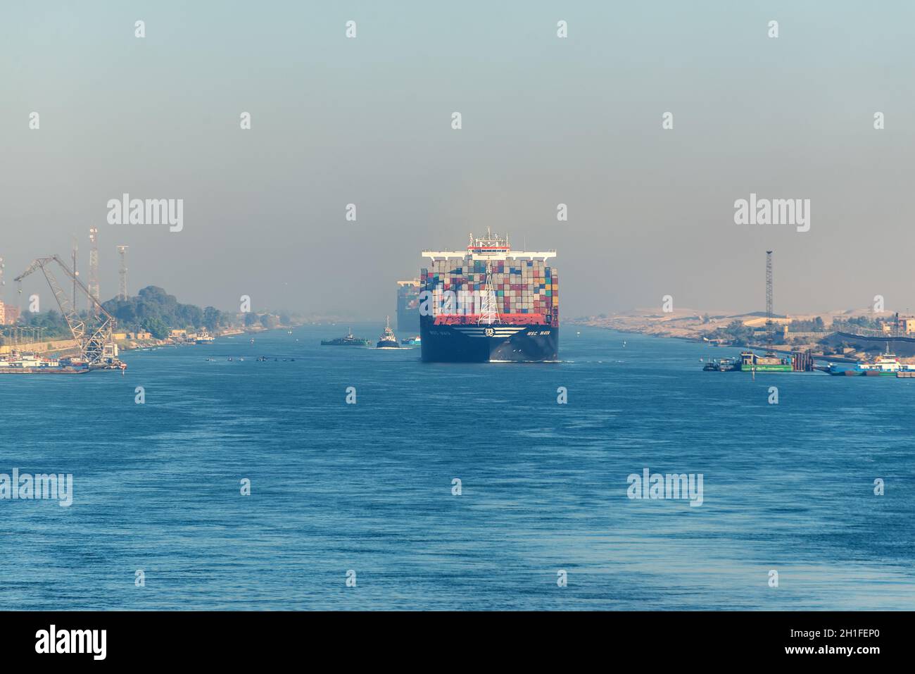 El Qantara, Egypte - Novembre 5, 2017 : grand navire porte-conteneurs MSC Maya passant Canal de Suez dans la brume de sable en Egypte. Banque D'Images