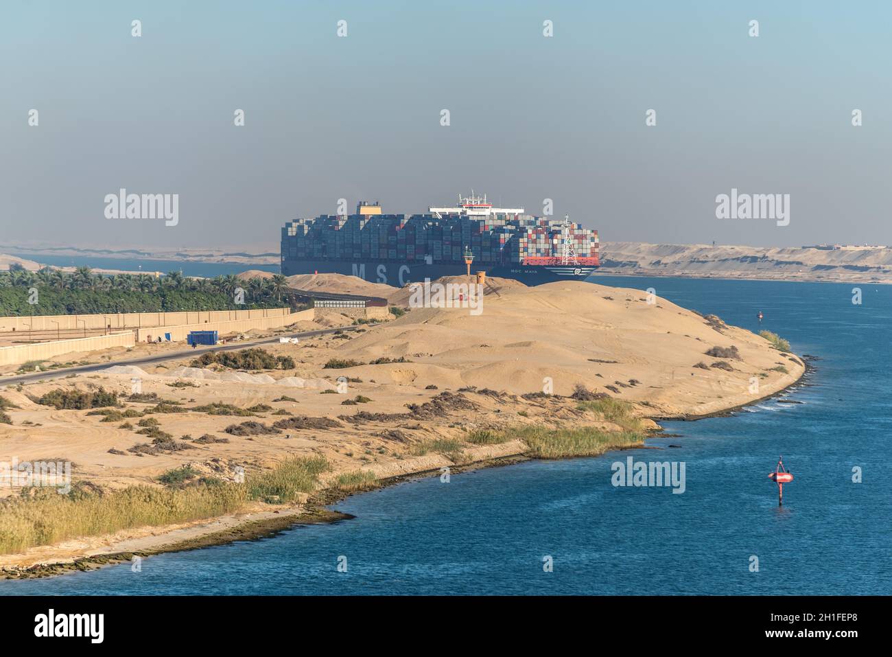 Ismailia, Egypte - Novembre 5, 2017 : grand navire porte-conteneurs MSC Maya passant Canal de Suez dans la brume de sable en Egypte. Banque D'Images