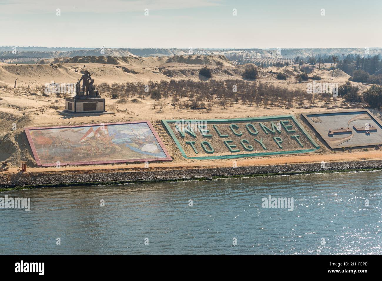 Ismailia, Egypte - Novembre 5, 2017 : l'Autorité du canal de Suez et monument gigantesque des lettres pour dire 'Bienvenue à l'Egypte", en français et en arabe sur un côté de th Banque D'Images
