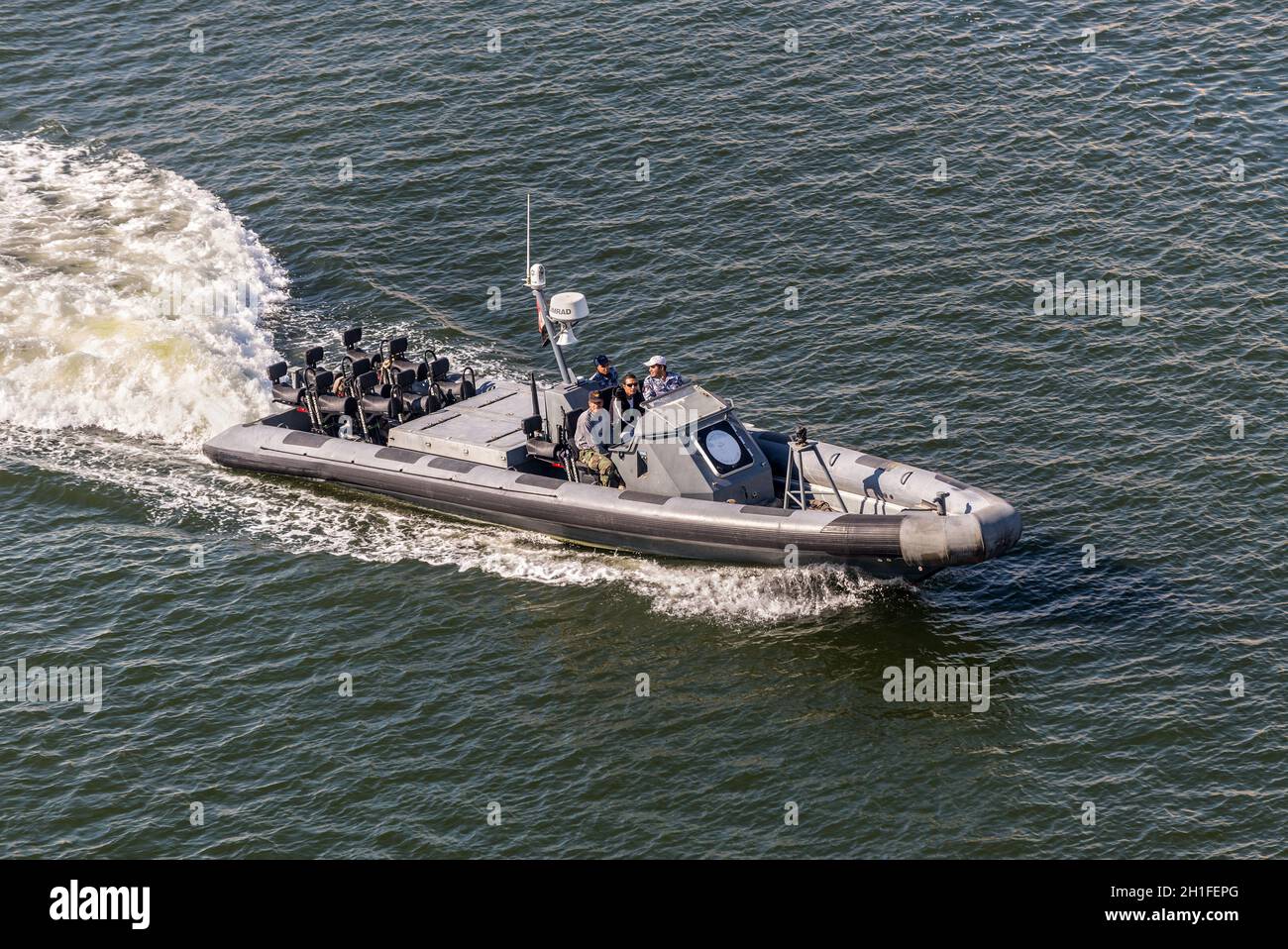 Ismailia, Egypte - Novembre 5, 2017 : Haute vitesse le bateau de patrouille dans le nouveau canal de Suez, Ismaïlia, Egypte, l'Afrique. Banque D'Images