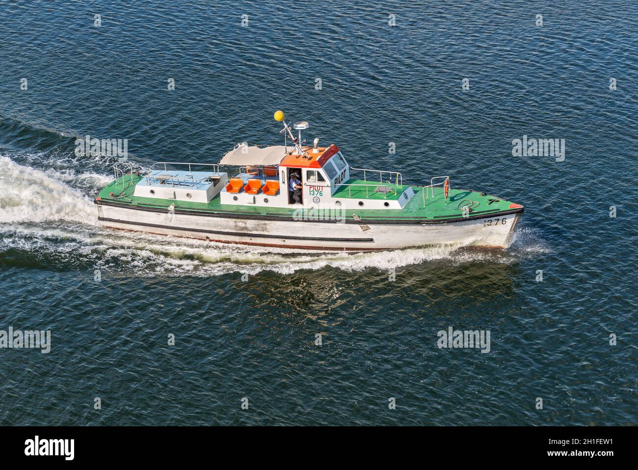 Ismailia, Egypte - Novembre 5, 2017 : Le bateau-pilote escorte un navire dans le canal de Suez en Egypte, l'Afrique. Banque D'Images