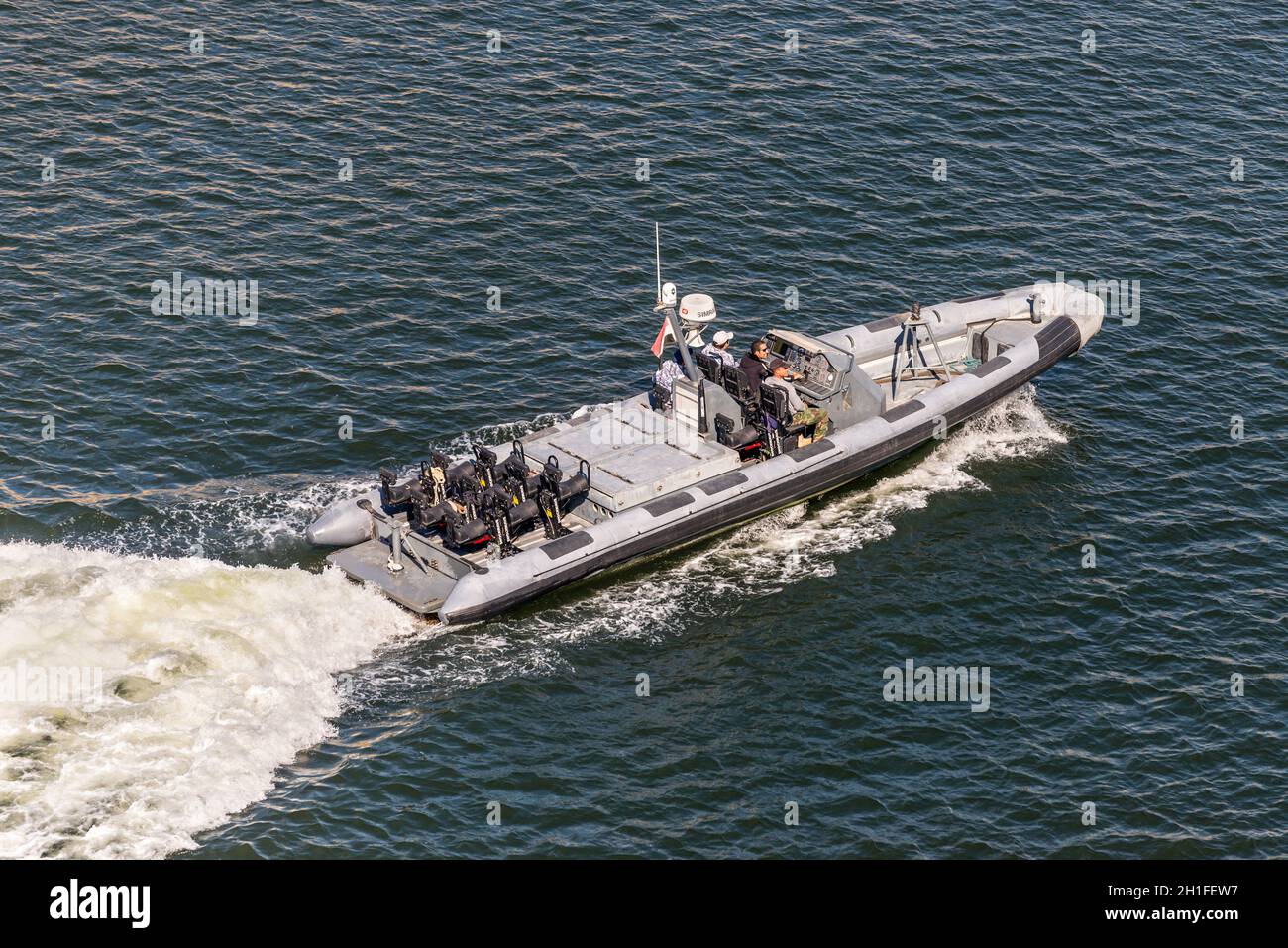 Ismailia, Egypte - Novembre 5, 2017 : Haute vitesse le bateau de patrouille dans le nouveau canal de Suez, Ismaïlia, Egypte, l'Afrique. Banque D'Images