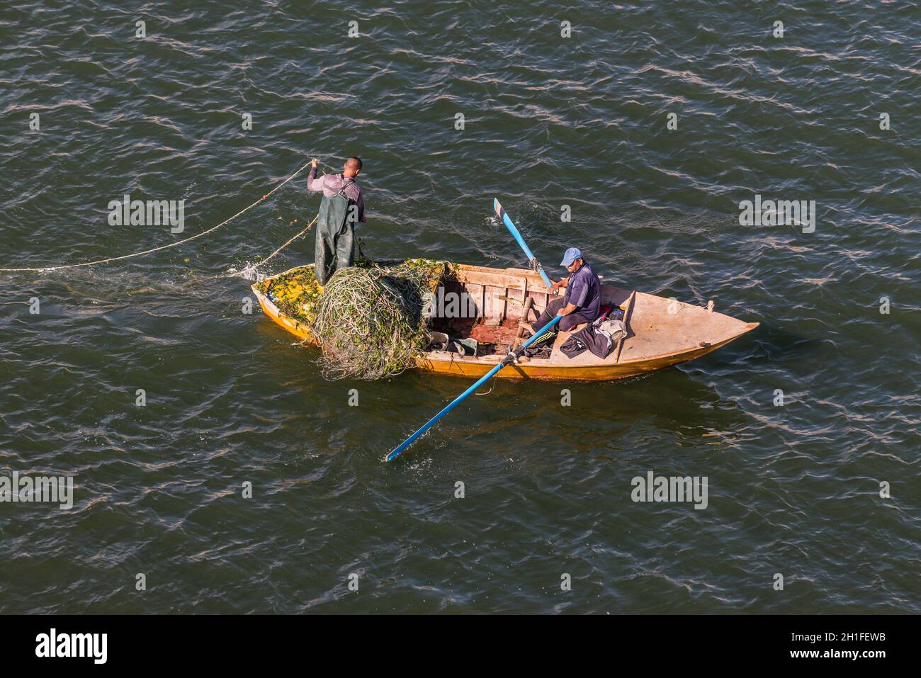 Ismailia, Egypte - Novembre 5, 2017 : les pêcheurs en bateau en bois prendre du poisson sur le net nouveau canal de Suez, Ismaïlia, Egypte, l'Afrique. Banque D'Images