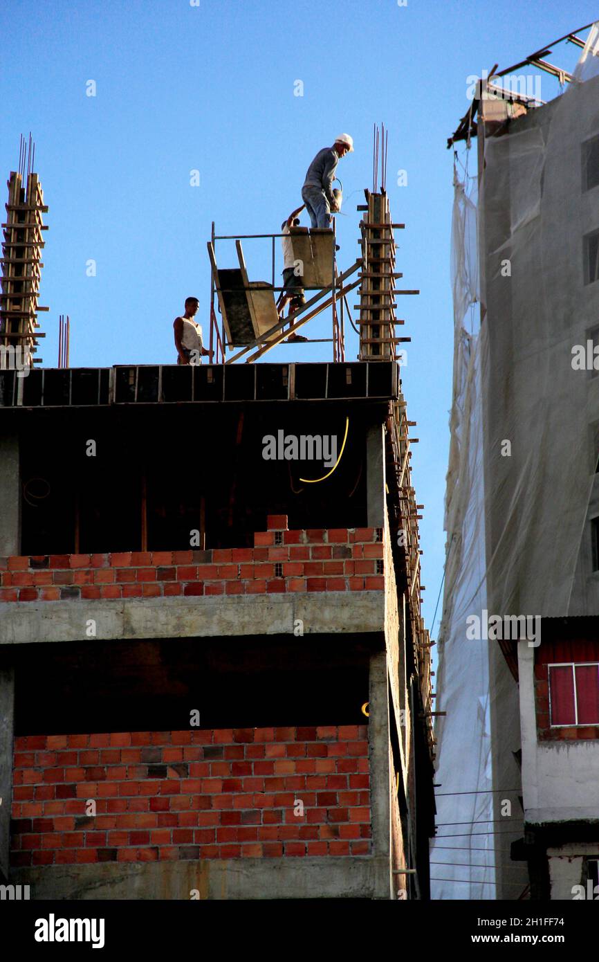 salvador, bahia / brésil - 5 septembre 2013: On voit des briqueteurs travailler sans sécurité sur les travaux de construction civile à Salvador. Banque D'Images