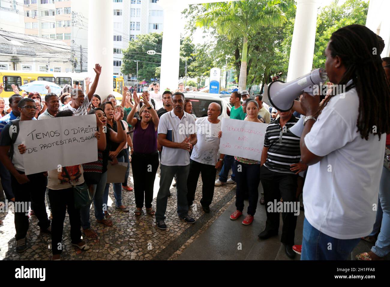 salvador, bahia / brésil - 12 mai 2015 : démonstration d'employés embauchés par l'Université fédérale de Bahia - UFBA - dans le quartier de Canela Banque D'Images