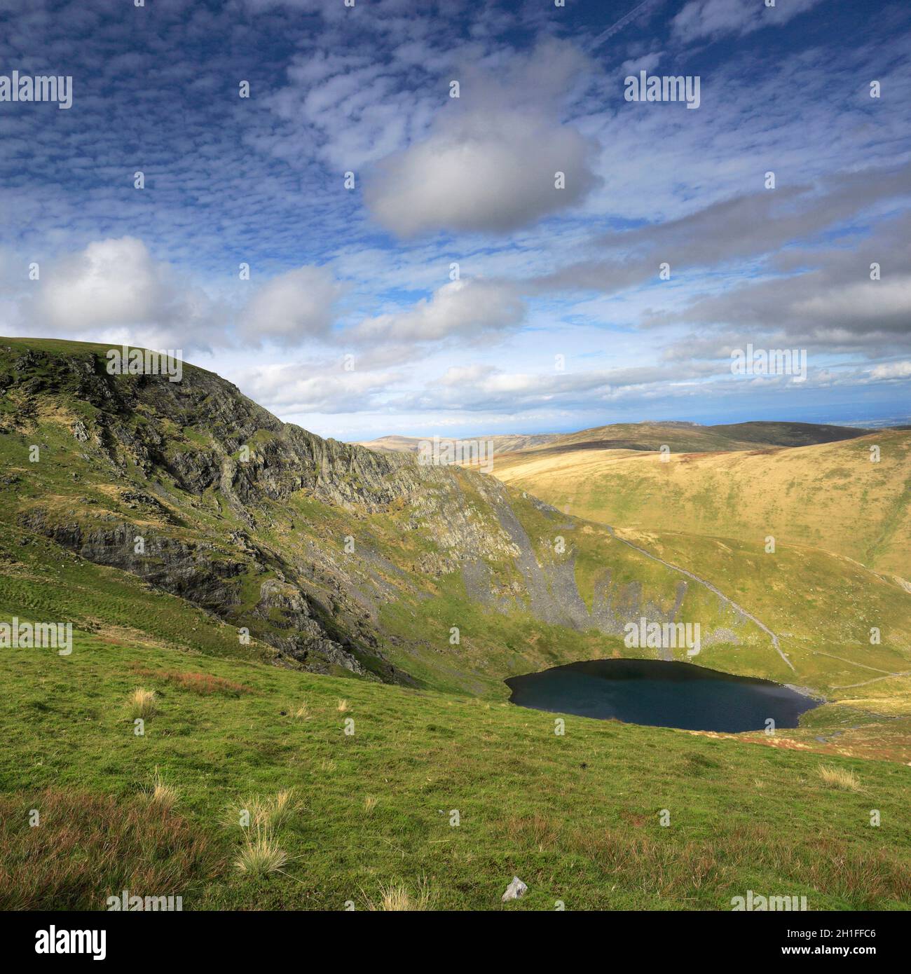 Balances Tarn et Sharp Edge, Blencathra Fell, Lake District National Park, Cumbria, Angleterre, Royaume-Uni Banque D'Images