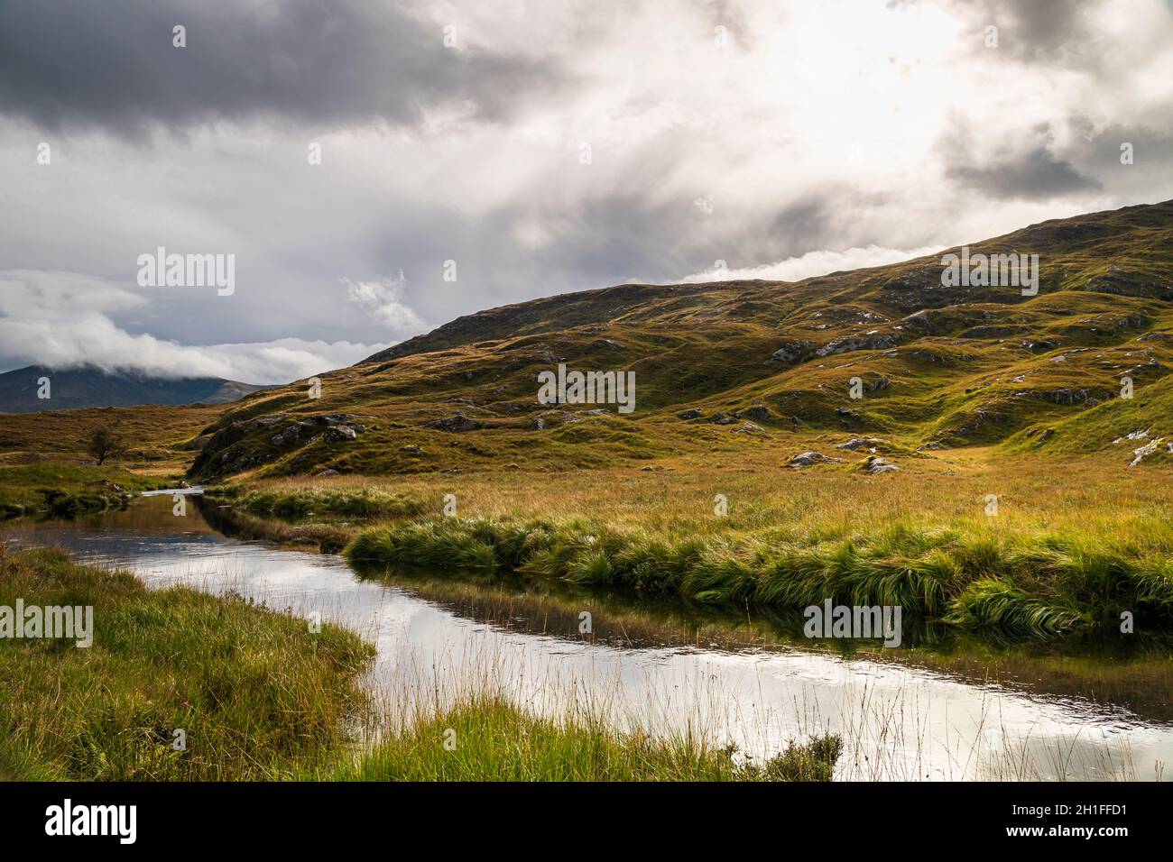 Une image HDR 3 prises de vue en rafale de Caolie Water et des paysages environnants entre Invergarry et Kinloch Hourn, en Écosse.04 octobre 2021 Banque D'Images