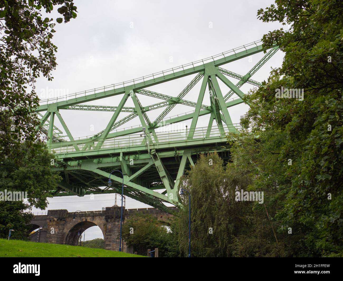 Pont suspendu de Runcorn au-dessus de la rivière Mersey et du canal du navire de Manchester Banque D'Images