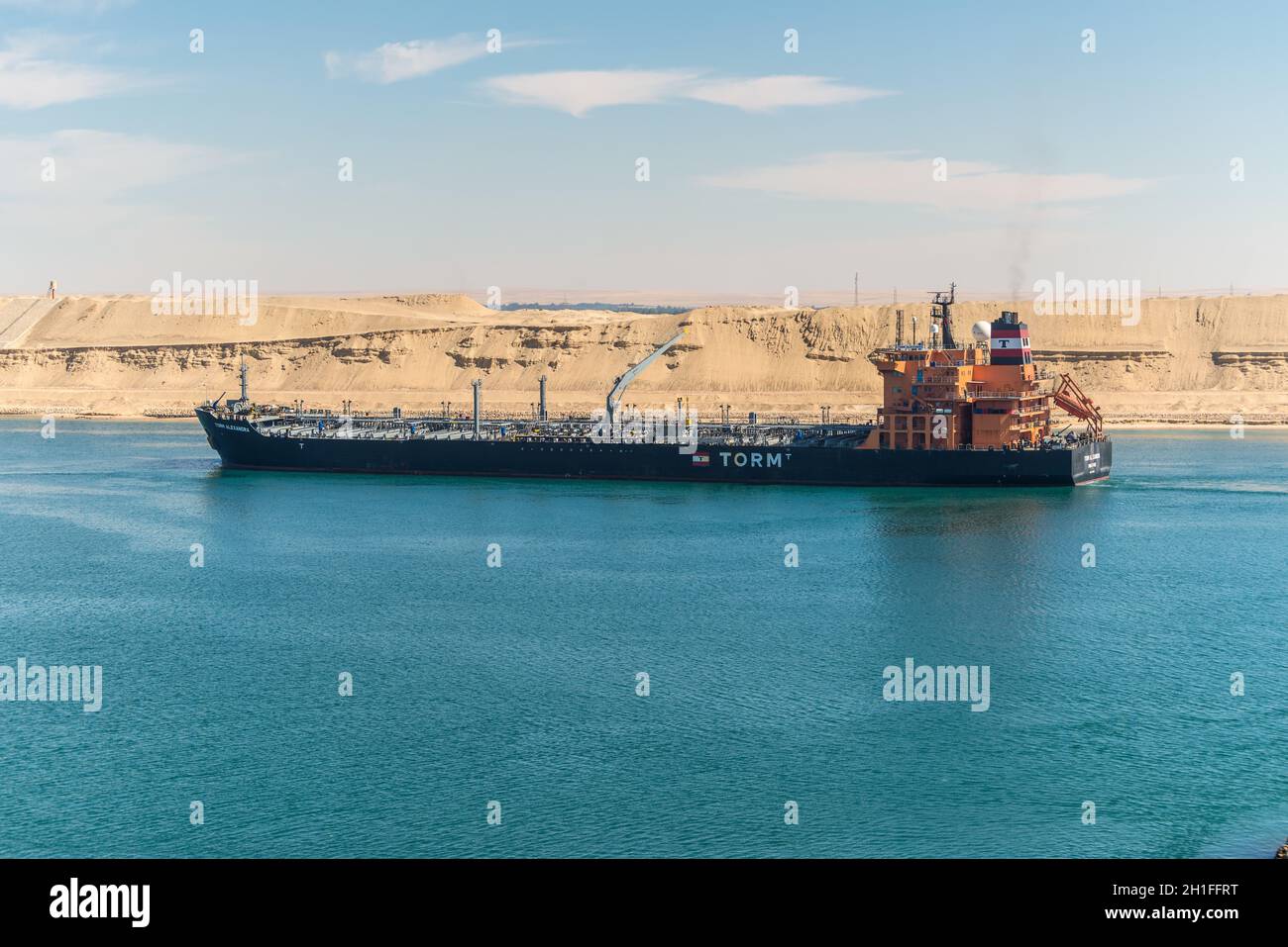 Ismailia, Egypte - Novembre 5, 2017 : huile Transporteur de produits Torm Alexandra navire passant le nouveau canal de Suez près d'Ismaïlia, Egypte, l'Afrique. Banque D'Images