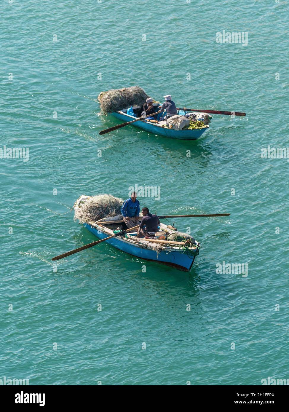 Ismailia, Egypte - Novembre 5, 2017 : les pêcheurs en bateau en bois prendre du poisson sur le net nouveau canal de Suez, Ismaïlia, Egypte, l'Afrique. Banque D'Images