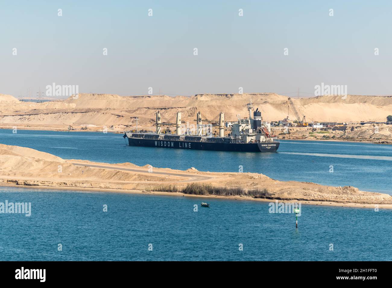 Ismailia, Egypte - Novembre 5, 2017 : Champion du navire vraquier Bunun passant le nouveau canal de Suez près d'Ismaïlia, Egypte, l'Afrique. Banque D'Images