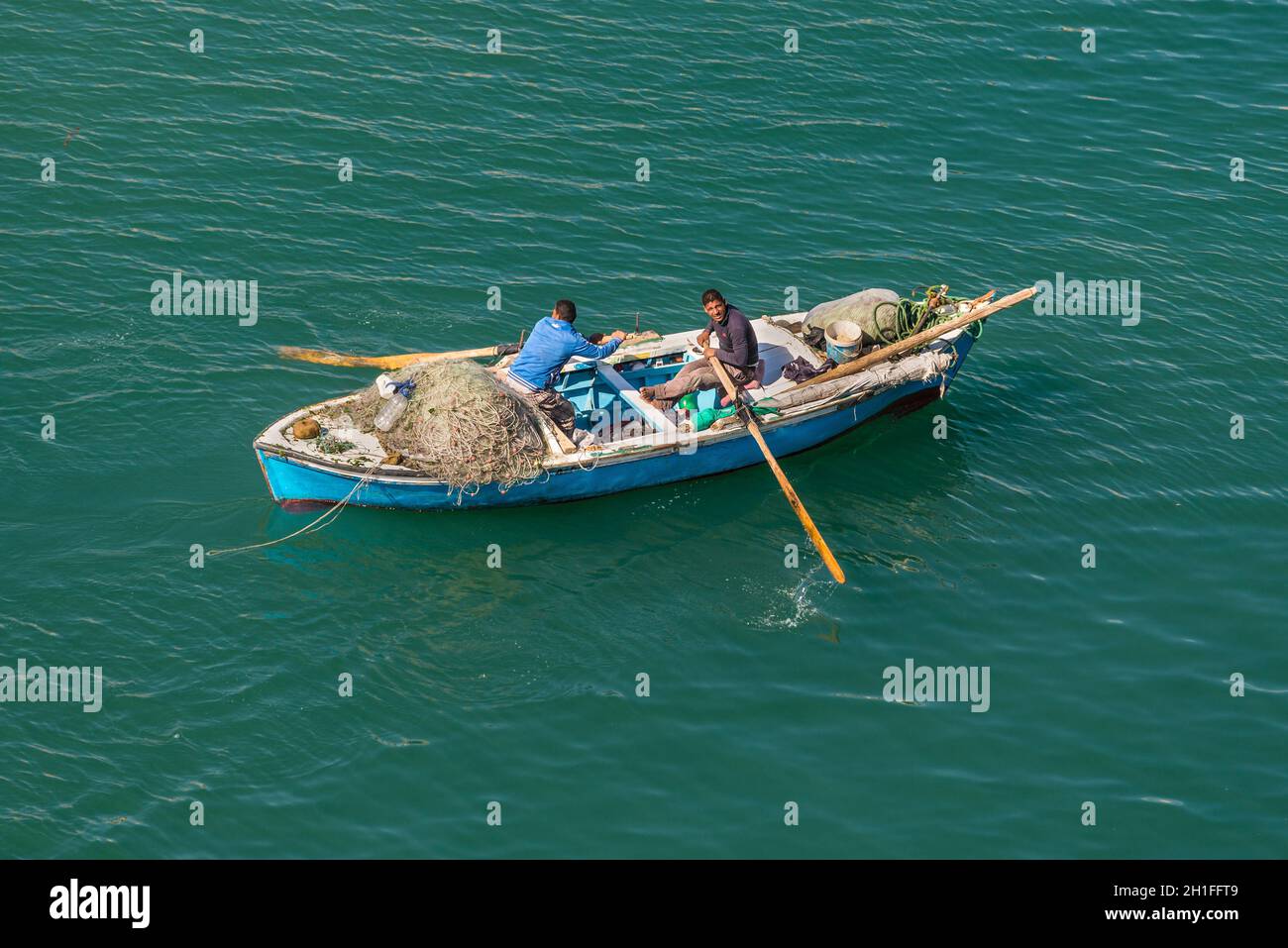 Ismailia, Egypte - Novembre 5, 2017 : les pêcheurs en bateau en bois prendre du poisson sur le net nouveau canal de Suez, Ismaïlia, Egypte, l'Afrique. Banque D'Images